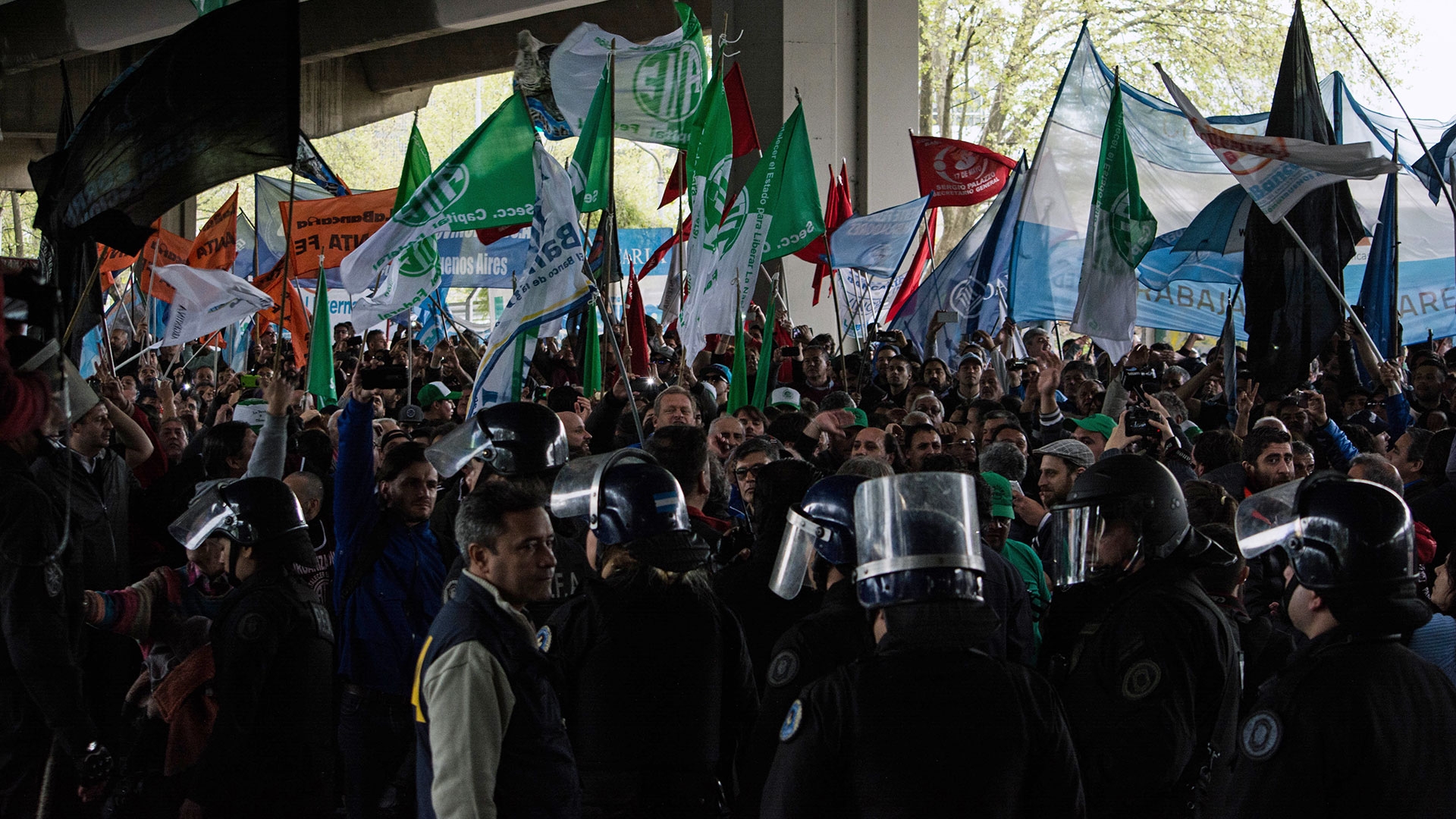 Miles de trabajadores marcharon contra el tarifazo