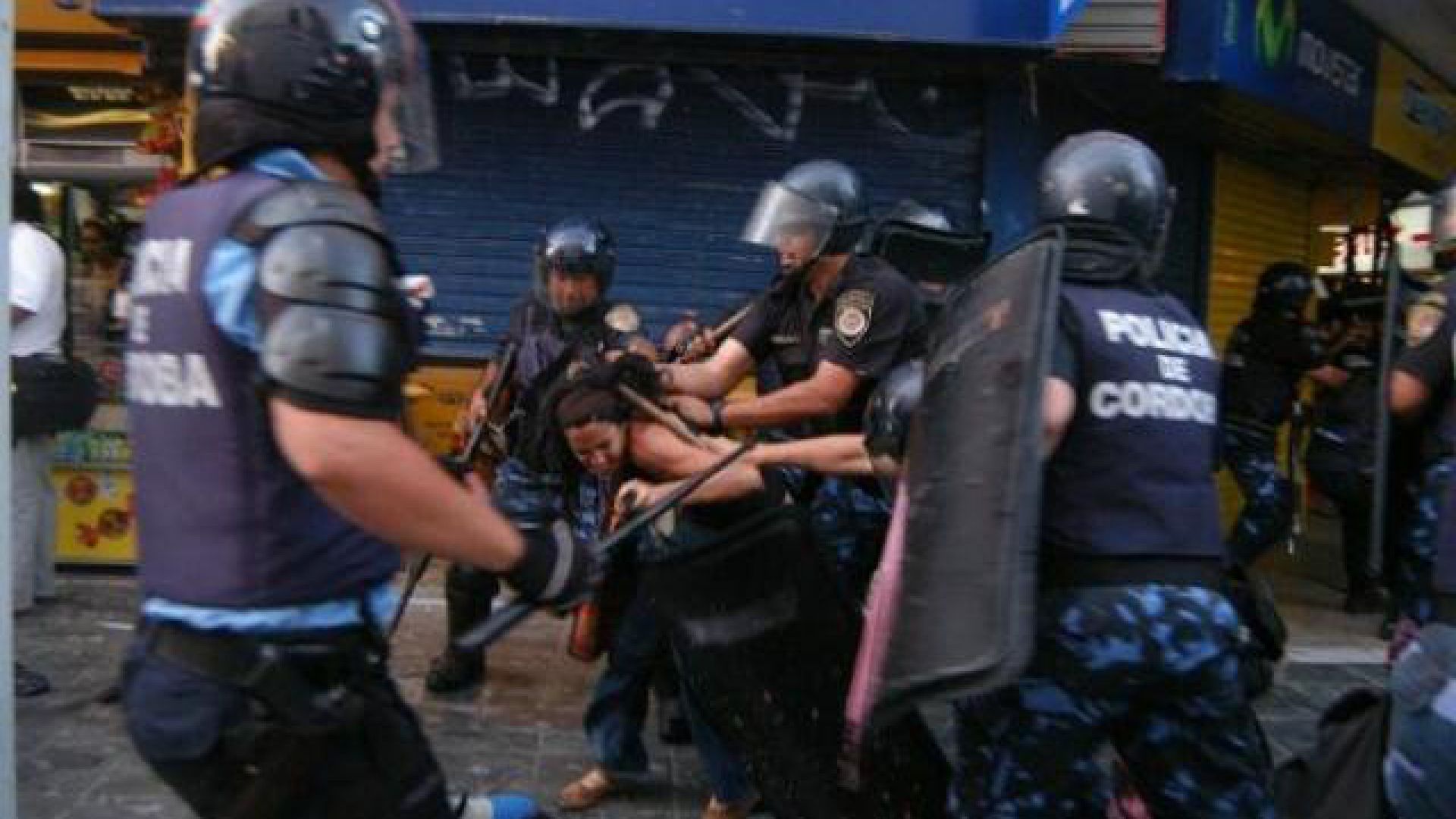 Repudiamos la represión de la policía contra trabajadores del gremio de Luz y Fuerza
