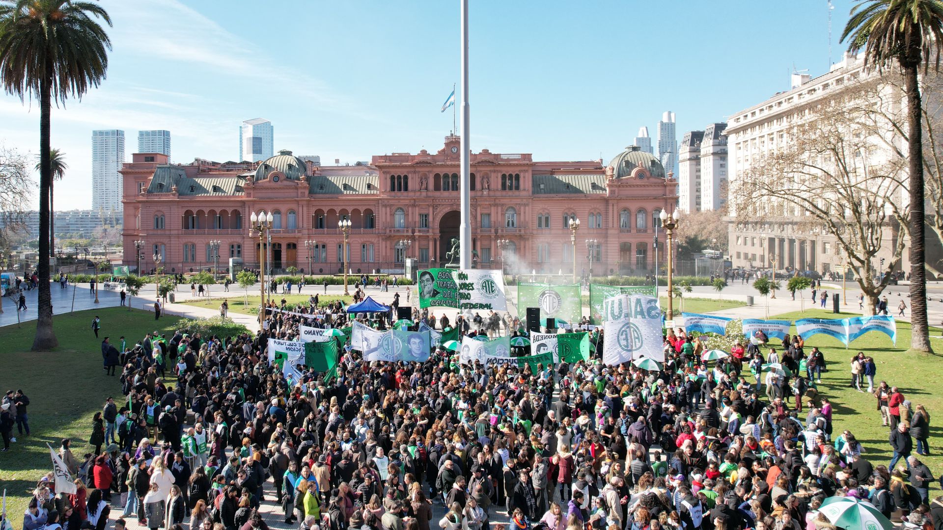 Sabemos de lucha, sabemos de resistencia: Olla popular en Plaza de Mayo