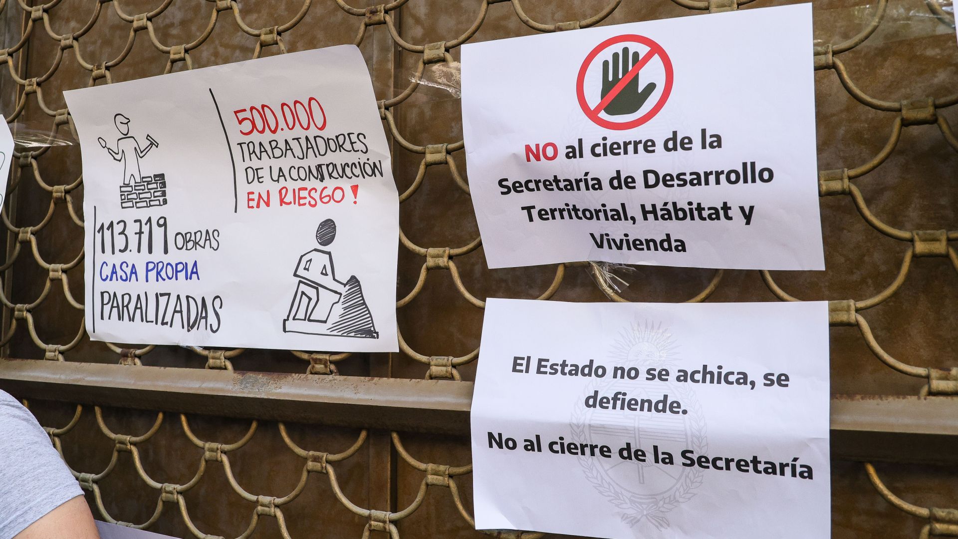 Ruidazo y abrazo simbólico a la Secretaría de Desarrollo Territorial, Hábitat y Vivienda