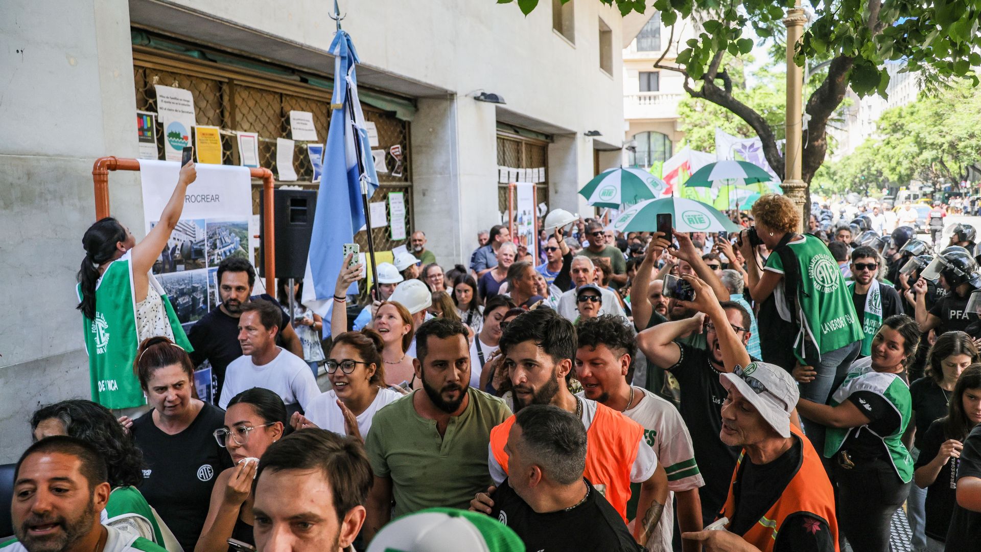 Ruidazo y abrazo simbólico a la Secretaría de Desarrollo Territorial, Hábitat y Vivienda