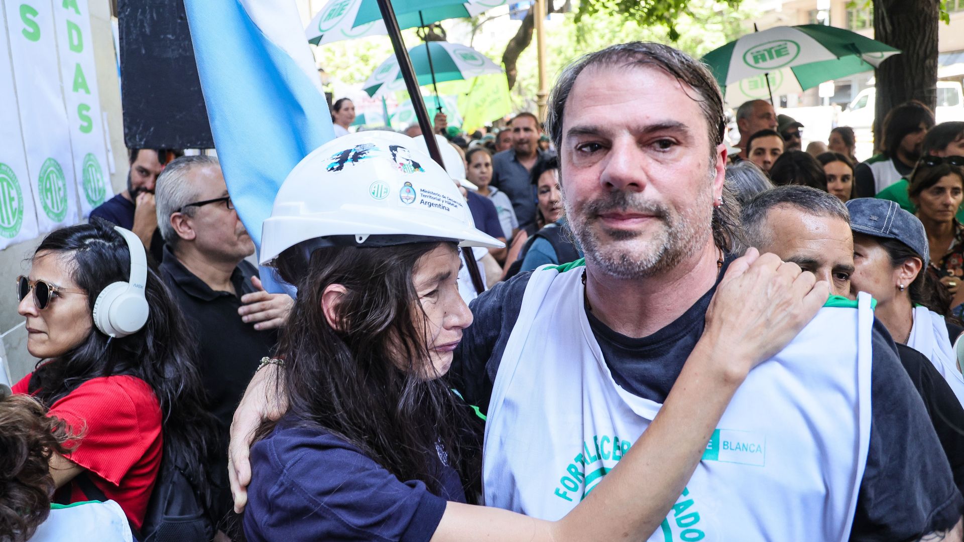 Ruidazo y abrazo simbólico a la Secretaría de Desarrollo Territorial, Hábitat y Vivienda