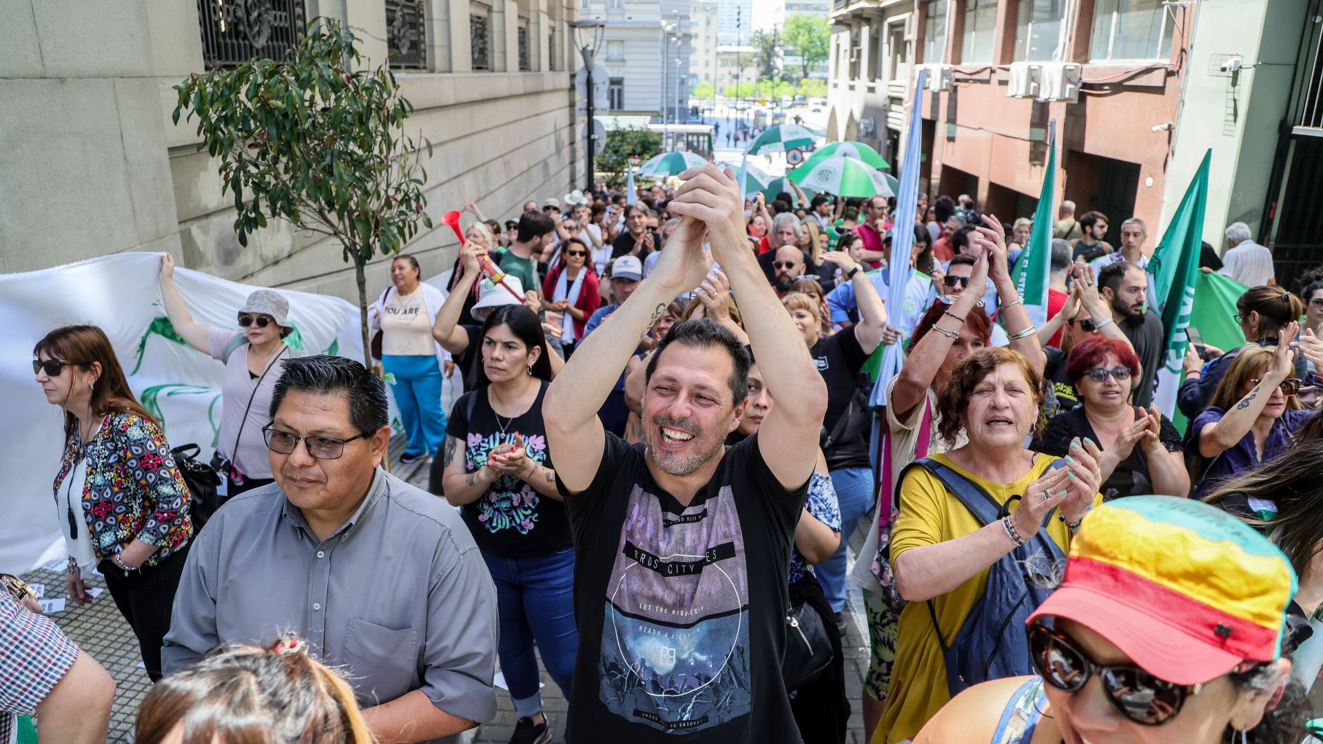 La pérdida salarial registra el  30% para los trabajadores nacionales