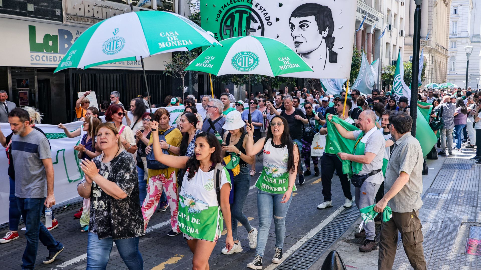 La pérdida salarial registra el  30% para los trabajadores nacionales