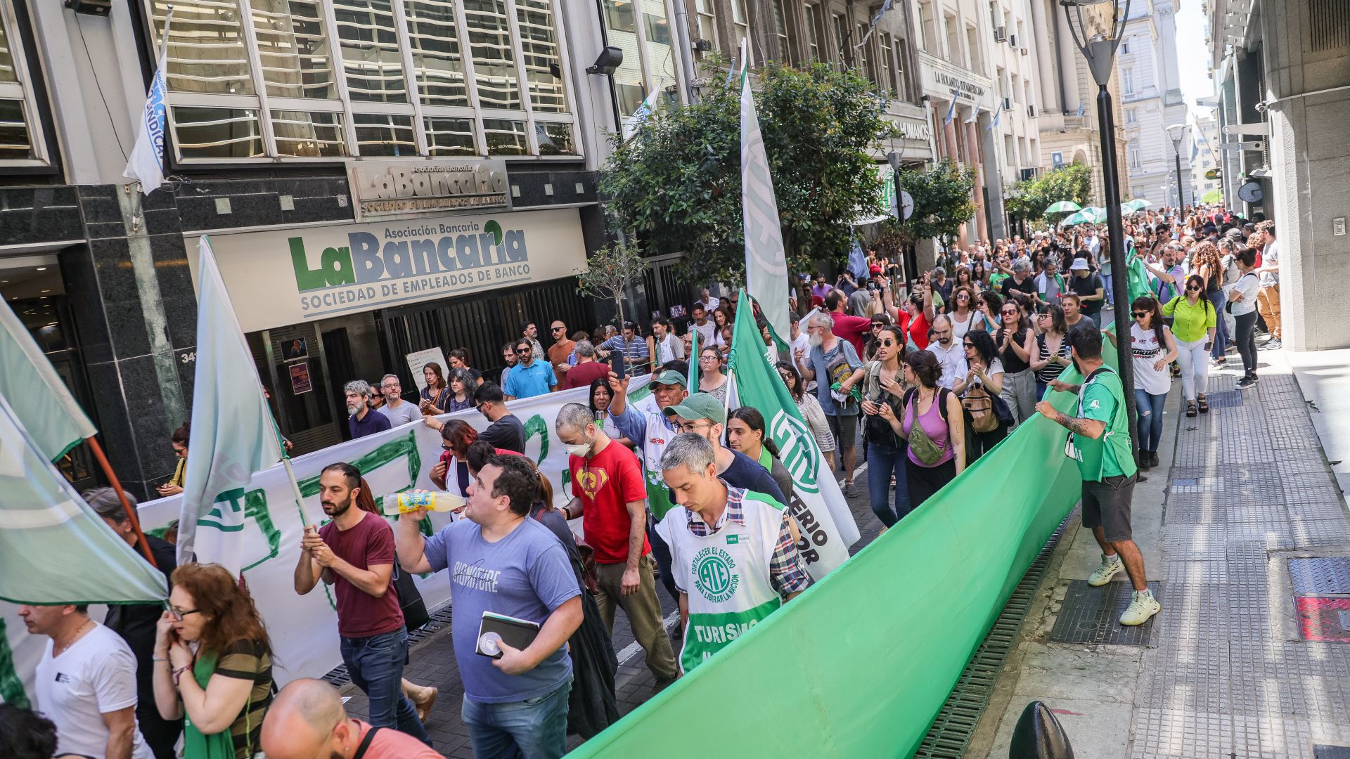 La pérdida salarial registra el  30% para los trabajadores nacionales